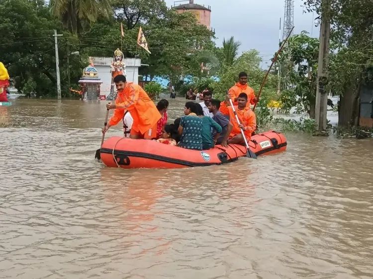 चक्रवात 'अर्नब' से श्रीकाकुलम में भारी तबाही, NH-16 डूबा, ट्रेनें रद्द
