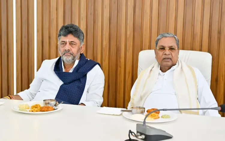 कर्नाटक नेतृत्व संकट: डीके शिवकुमार ने छुए सिद्धारमैया के पैर, 'कावेरी' में ब्रेकफास्ट मीटिंग से एकता का संदेश