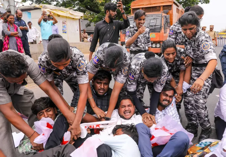 नीट पेपर लीक विरोध: हैदराबाद पुलिस ने लोक भवन मार्च रोका, छात्रों ने लगाए इस्तीफे के नारे