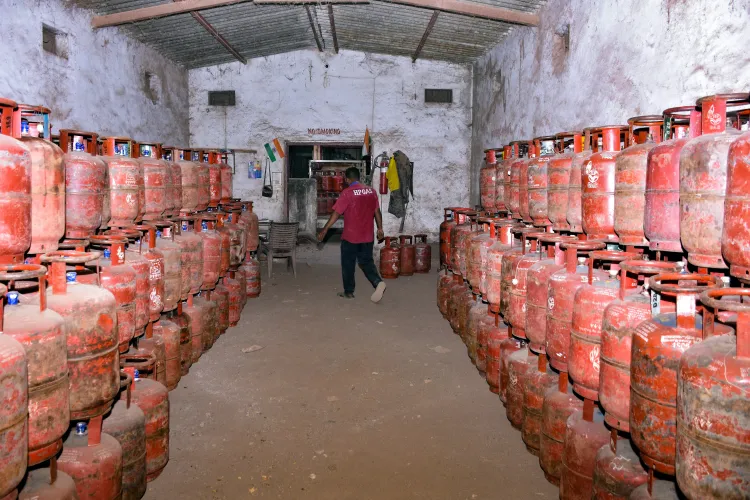 भारत ने वैकल्पिक मार्गों से एलपीजी और एलएनजी की आपूर्ति की, घरेलू उत्पादन में वृद्धि