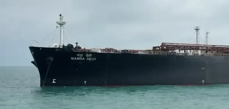 गुजरात के वडीनार बंदरगाह पर एलपीजी लेकर पहुंचा भारतीय जहाज 'नंदा देवी'