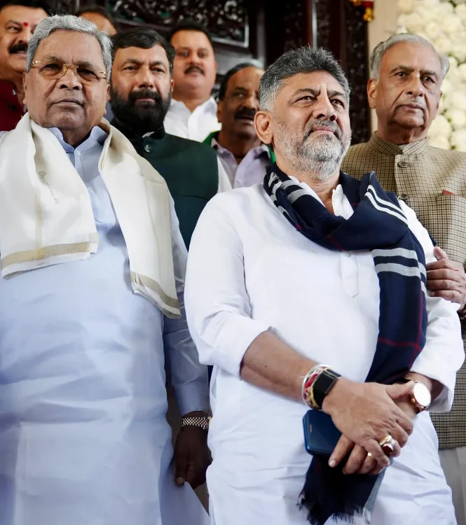 कर्नाटक कांग्रेस में बड़ी खींचतान: शिवकुमार दिल्ली में गांधी परिवार से मिले, सिद्दारमैया ने बुलाई गुप्त बैठक