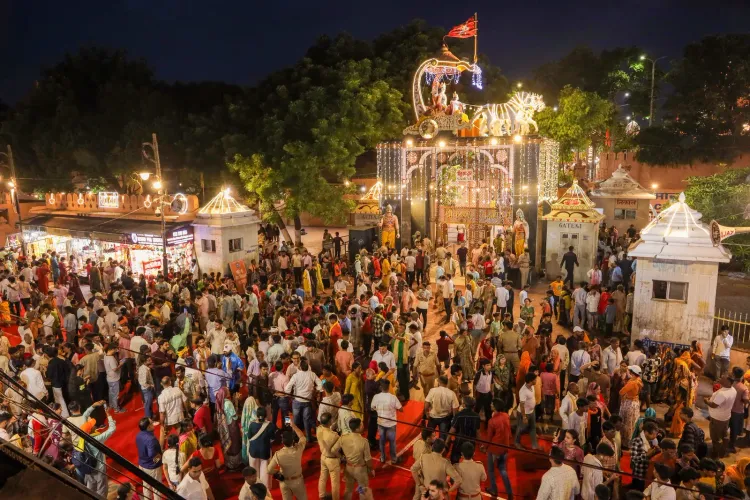 कृष्ण जन्माष्टमी 2026: मथुरा में हजारों भक्तों का सैलाब, बारिश ने बढ़ाई उत्सव की रौनक