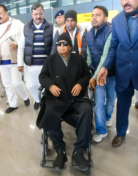 क्या जमीन के बदले नौकरी के मामले में लालू प्रसाद पटना लौटे?