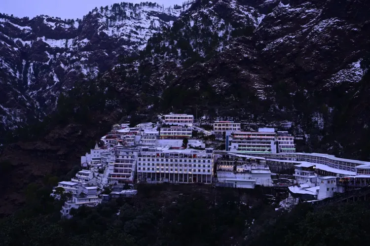 वैष्णो देवी मार्ग पर भूस्खलन: हिमकोटी के पास मलबा गिरा, बैटरी कार सेवा अस्थायी बंद, यात्रा जारी