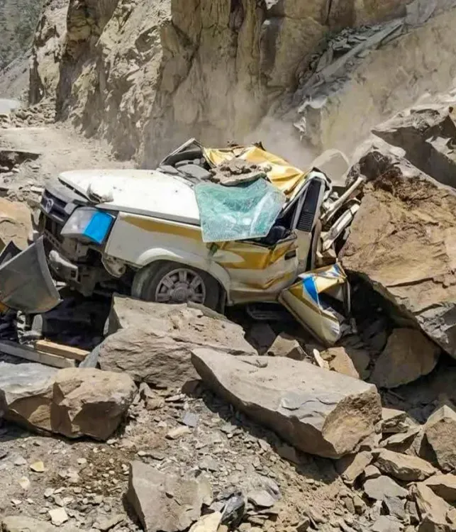 पांगी घाटी में चट्टान गिरने से टाटा सूमो में आग, 6 माह के मासूम समेत 13 लोगों की मौत