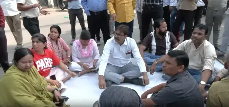 लखनऊ में 200 से अधिक वकीलों के चैंबर तोड़े, हाईकोर्ट आदेश के बाद नगर निगम की कार्रवाई पर सड़क पर उतरे वकील