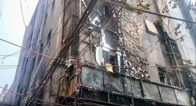 मालवीय नगर होटल अग्निकांड: 21 मौतों के बाद मालिक लवकेश बजाज समेत तीन के खिलाफ साकेत कोर्ट में चार्जशीट