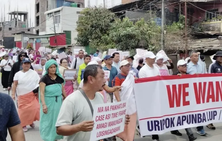 मणिपुर: बम हमले में बच्चों की हत्या के खिलाफ जन प्रदर्शन जारी