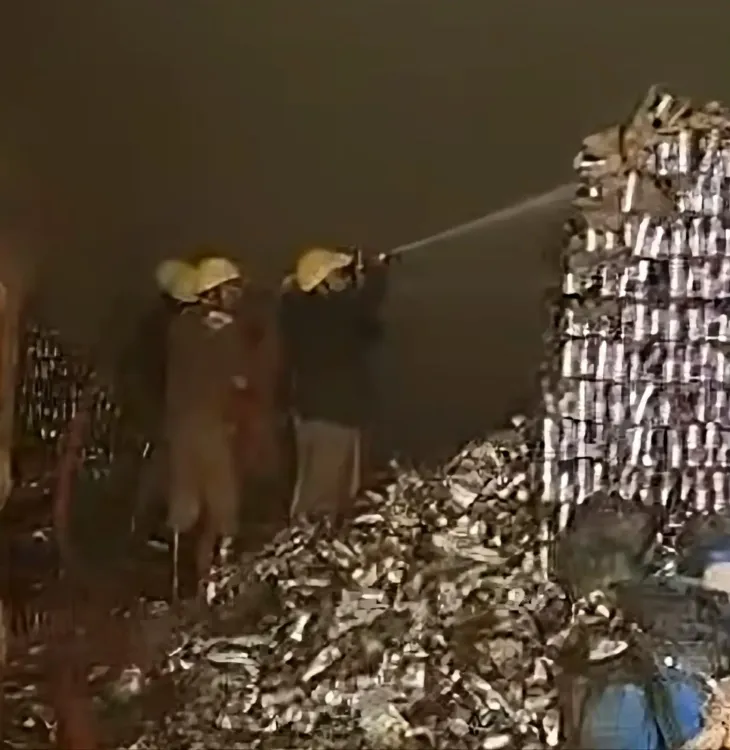 क्या कोलकाता के खाद्य गोदाम में आग लगने से छह लोग फंसे हैं?