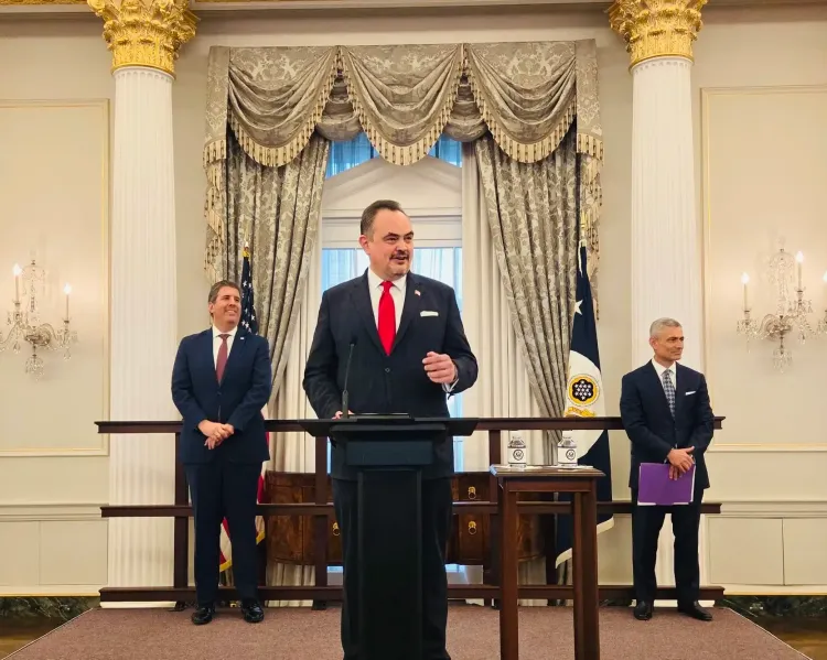 क्या ब्रेंट क्रिस्टेंसन ने बांग्लादेश में अमेरिकी राजदूत के तौर पर शपथ ली?