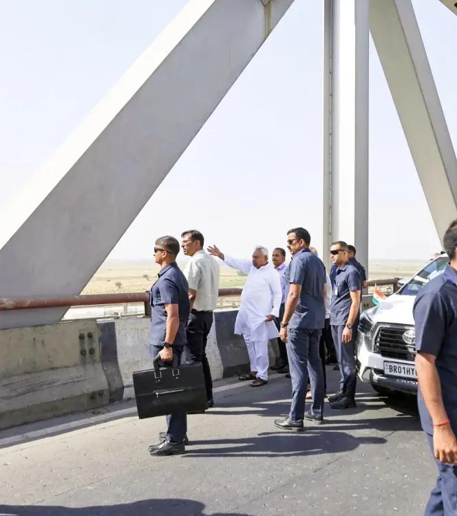 नीतीश कुमार ने सारण में पटना-बेतिया ग्रीनफील्ड एक्सप्रेसवे पर किया निरीक्षण