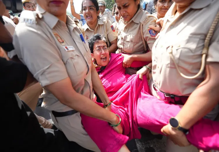 सीईसी ज्ञानेश कुमार के इस्तीफे की मांग: जंतर-मंतर पर AAP नेता हिरासत में, आतिशी बोलीं — लोकतंत्र की लड़ाई जारी रहेगी
