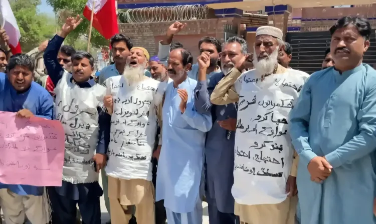 सिंध में पेट्रोल की कीमतों और महंगाई के खिलाफ प्रदर्शन, पाकिस्तानी जनता ने कफन पहनकर किया विरोध
