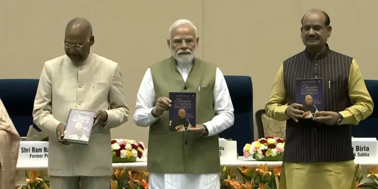 रामनाथ कोविंद की आत्मकथा 'ट्रायम्फ ऑफ द इंडियन रिपब्लिक' का विमोचन, PM मोदी और ओम बिरला रहे मौजूद