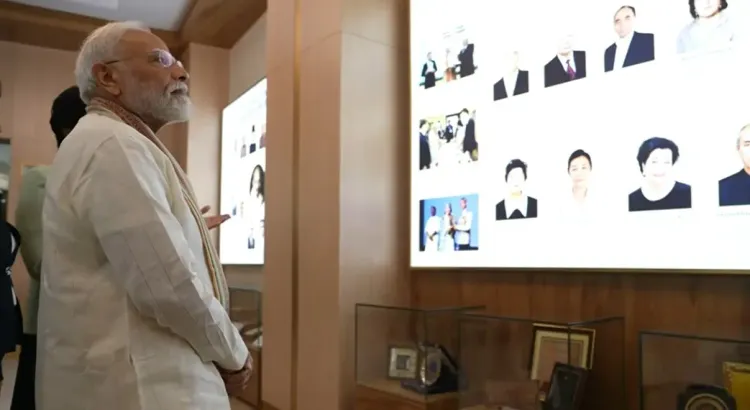 PM मोदी ने ताशकंद में महात्मा गांधी सेंटर का दौरा किया, इंडोलॉजिस्ट और छात्रों से की बातचीत