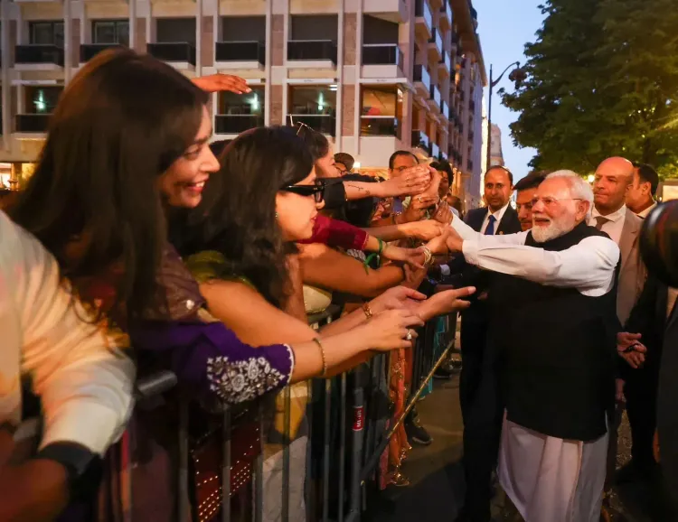 पेरिस पहुंचे PM मोदी, भारतीय समुदाय ने किया गर्मजोशी से स्वागत; बोले- 'भारत-फ्रांस साझेदारी दुनिया की तरक्की के लिए ज़रूरी'