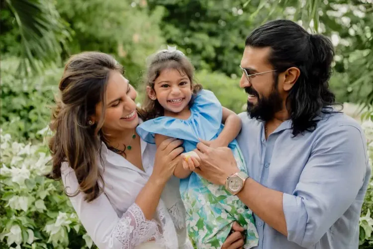 राम चरण और उपासना ने क्लिनकारा के तीसरे जन्मदिन पर पहली बार दिखाया बेटी का चेहरा