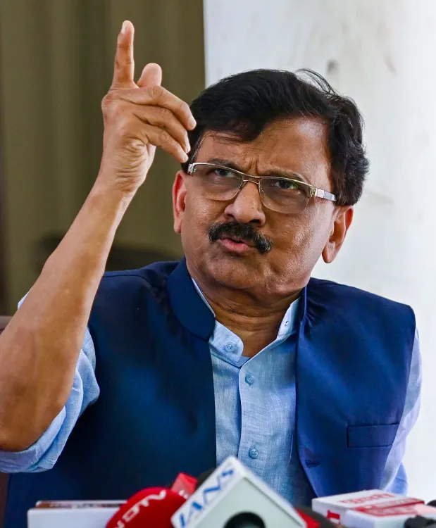 संजय राउत का बागी सांसदों पर तंज: 'बाज़ार में खड़े थे, बिक गए'; ₹25 करोड़ सेटलमेंट का दावा
