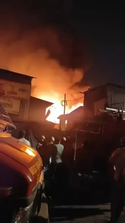 कोलकाता के बाघाजतिन बाज़ार में भीषण आग, 15 दुकानें खाक; दमकल की 15 गाड़ियों ने 3 घंटे में पाया काबू