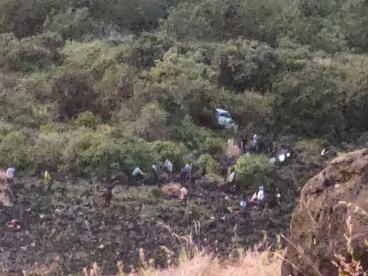 क्या महाराष्ट्र के नासिक में 800 फुट गहरी खाई में गिरी कार से 6 लोगों की मौत हो गई?