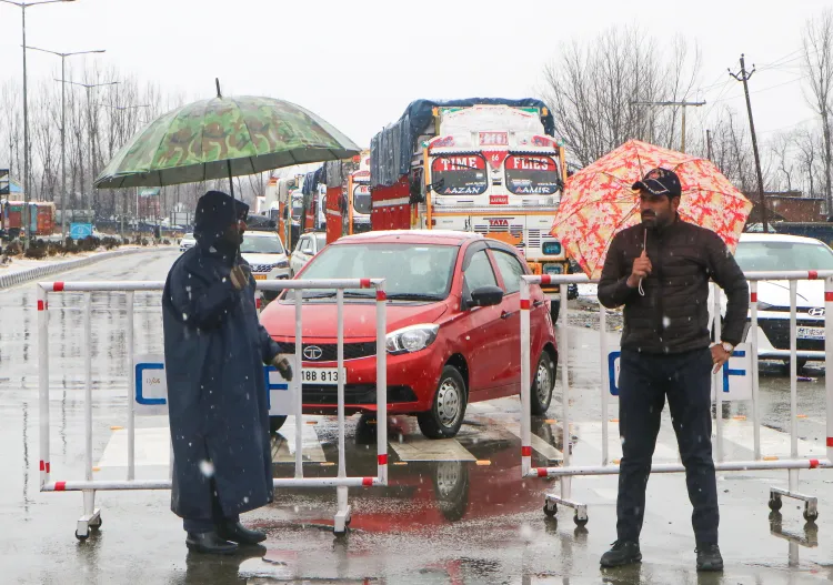 श्रीनगर-जम्मू राष्ट्रीय राजमार्ग तीन दिन बाद फिर से खुला, यातायात बहाल