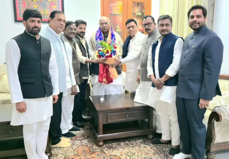 क्या तेलंगाना के सीएम रेवंत रेड्डी ने खड़गे और प्रियंका से मुलाकात की?