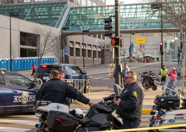 क्या अमेरिका में फायरिंग में तीन पुलिस अधिकारियों की जान गई?