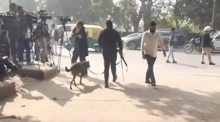 क्या दिल्ली के दो स्कूलों और तीन अदालतों को बम से उड़ाने की धमकी मिली?