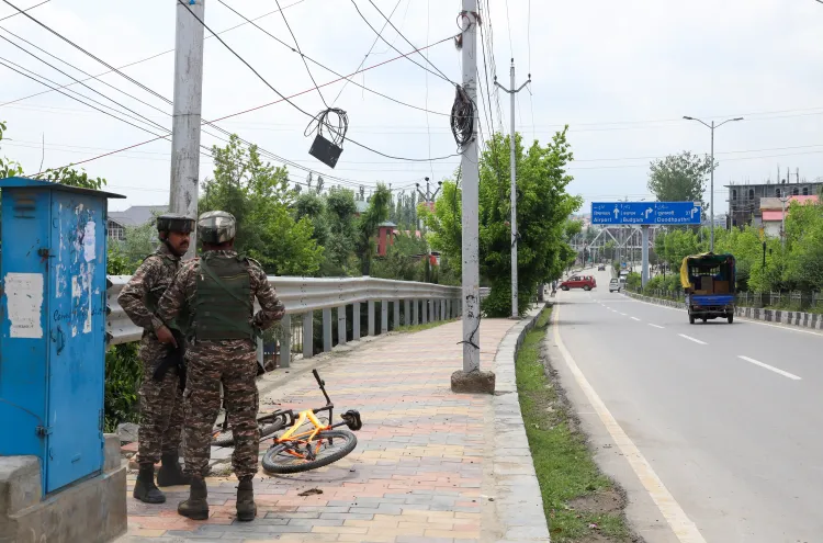 श्रीनगर हवाई अड्डे पर सैटेलाइट फोन के आरोप में दो अमेरिकी पर्यटक हिरासत में