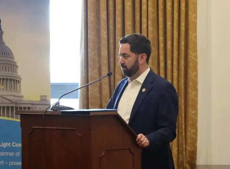 अमेरिकी सीनेटरों ने ताइवान के केबल्स की सुरक्षा के लिए एक महत्वपूर्ण विधेयक पेश किया