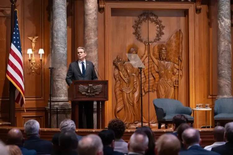 अमेरिका रूस के तेल पर प्रतिबंधों में अस्थायी राहत देने की योजना, भारत का सहयोग महत्वपूर्ण: बेसेंट