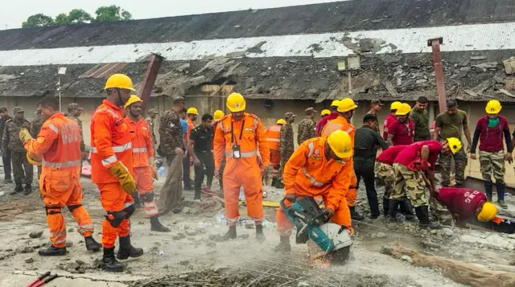 कोलकाता के तारातला में गोदाम की छत धंसी: 3 मजदूरों की मौत, 15-18 अब भी मलबे में जिंदा