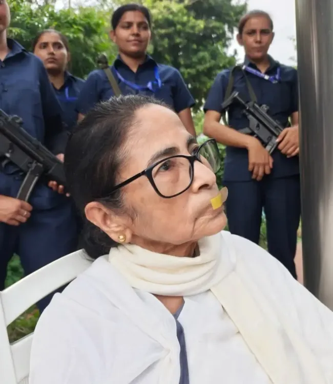 ममता बनर्जी हिरासत में, मुंह पर बैंड-ऐड लगाकर किया विरोध; बस में गाया महिषासुर मर्दिनी पाठ