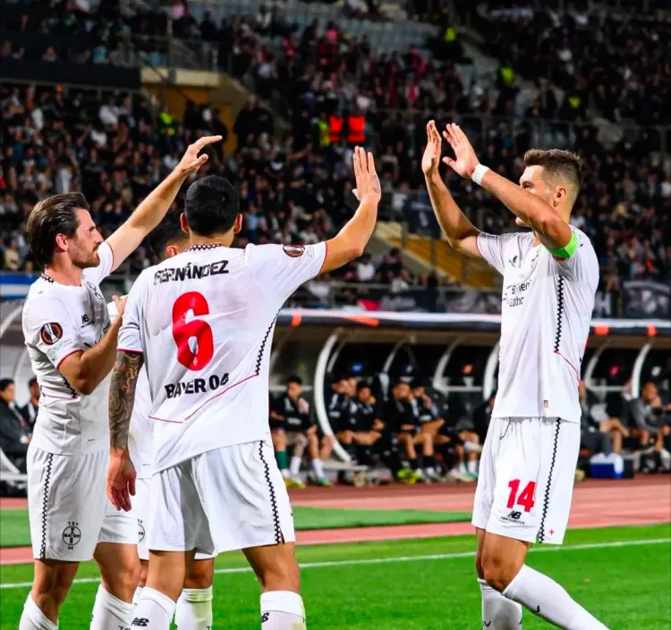 Hofmann double keeps Leverkusen second in Europa League, Benfica lead