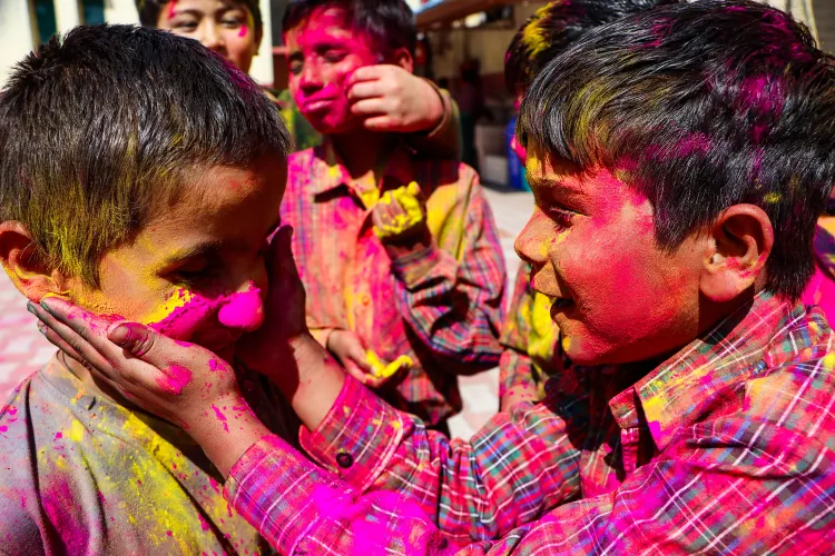 होली के कपड़ों से रंग के दाग हटाने के लिए आसान और प्रभावी उपाय