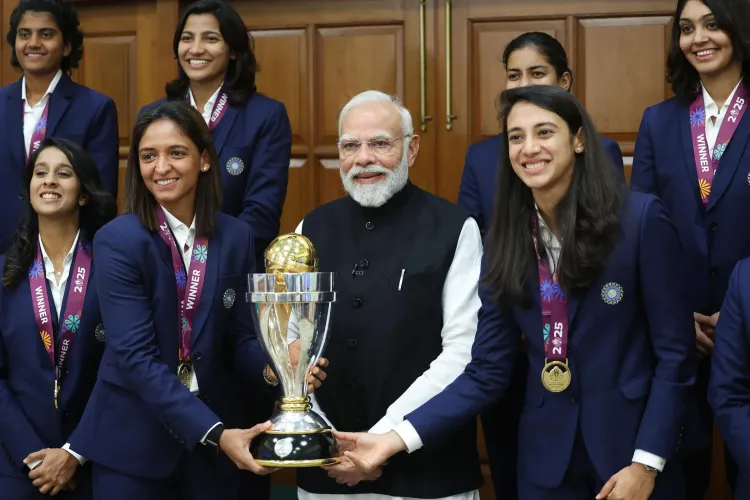 How Did Harmanpreet and Mandhana Thank PM Modi After Winning Their Maiden Trophy?