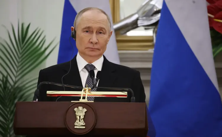 Did Putin Pose for a Photo with Hotel Staff in India?