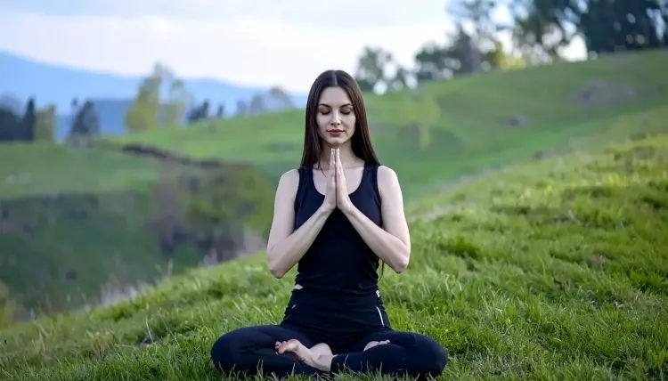 अंजलि मुद्रा से हृदय और फेफड़े होते हैं मजबूत, जानें शरीर पर इसका गहरा प्रभाव