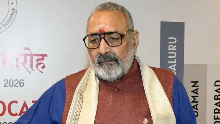 गिरिराज सिंह का बयान: मुसलमानों से नहीं, बाबर जैसे आक्रांताओं से है नफरत; कांग्रेस और ओवैसी पर तीखा हमला