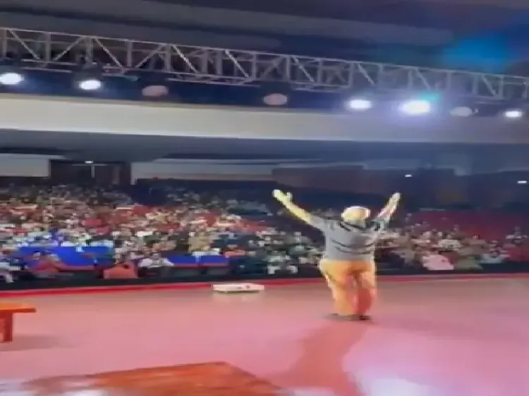 क्या अनुपम खेर ने हैदराबाद के मंच पर दर्शकों को मोहित किया?