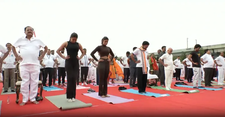 हैदराबाद में अंतरराष्ट्रीय योग दिवस काउंटडाउन: 10,000 लोगों के साथ वेंकैया नायडू और जी. किशन रेड्डी ने किया योगाभ्यास