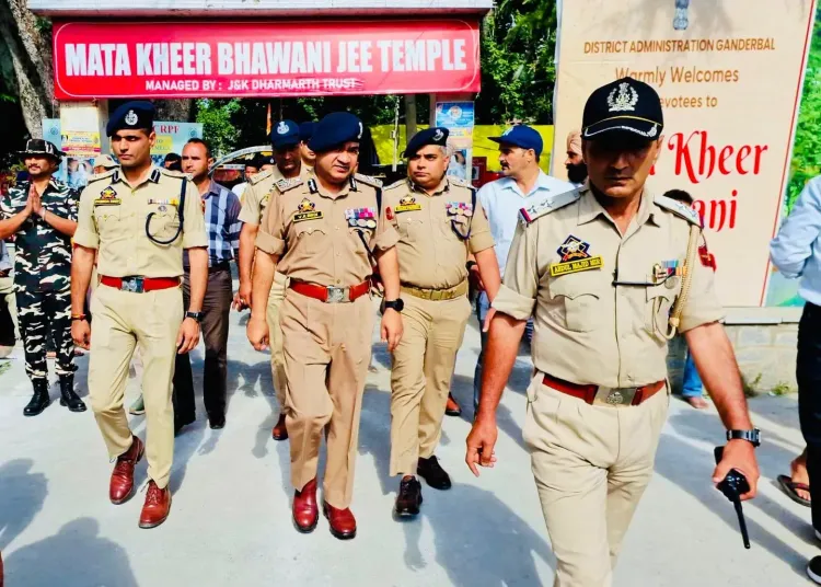 खीर भवानी मेला 2026 से पहले आईजीपी वीके बिरदी ने तुलमुल्ला मंदिर में सुरक्षा व्यवस्था का किया निरीक्षण