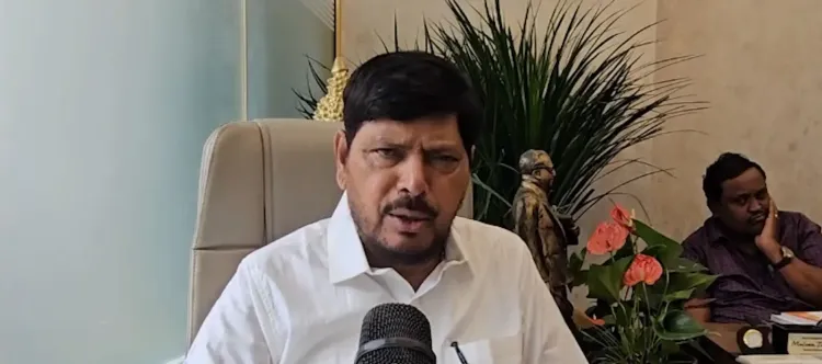आठवले का 'इंडिया' गठबंधन पर पलटवार: 'विपक्ष के पास मुद्दे नहीं, इसलिए हर बार नए बहाने'