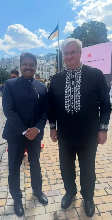 India envoy greets Ukraine FM on 35th Independence Day in Kyiv
