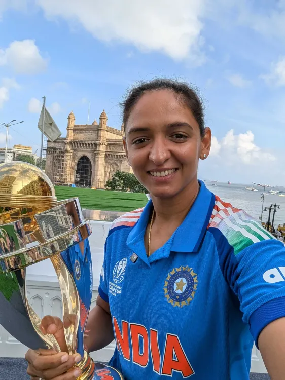 How Did the Indian Women's Team Receive a Warm Welcome in Delhi?