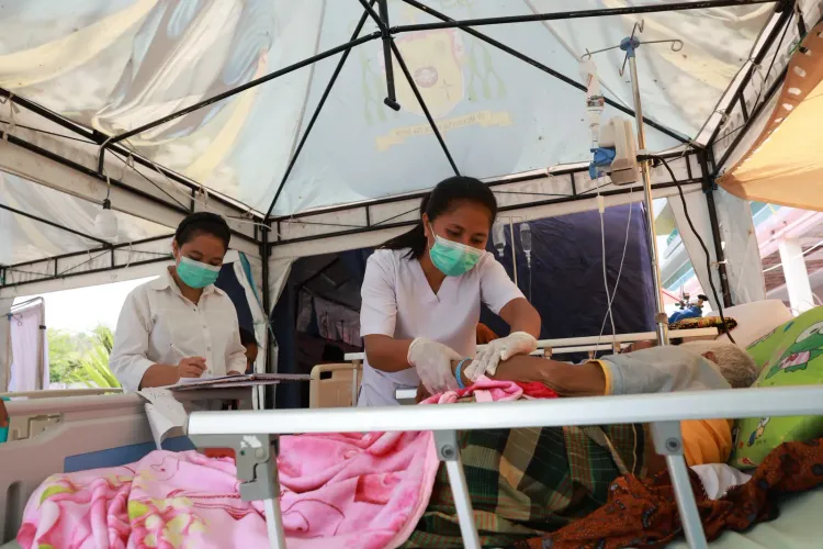 Indonesia Flores quake death toll climbs to 100, 180,000 displaced