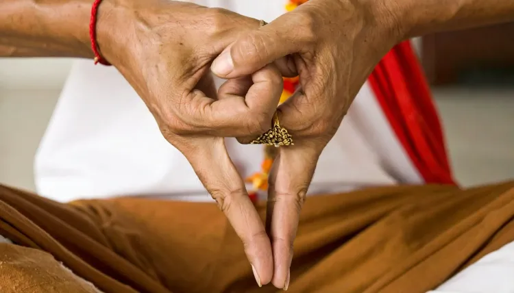 मन की शांति और इंद्रियों पर नियंत्रण के लिए अद्भुत है योग की 'योनि मुद्रा'