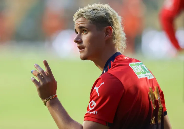IPL 2026: RCB Unveils Debutants Abhinandan and Duffy, Opts to Bowl First Against SRH
