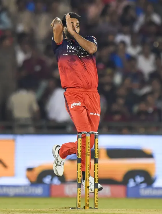 Bhuvneshwar's 4/23 restricts MI to 166/7 on Raipur's tricky wicket; RCB backs dew advantage